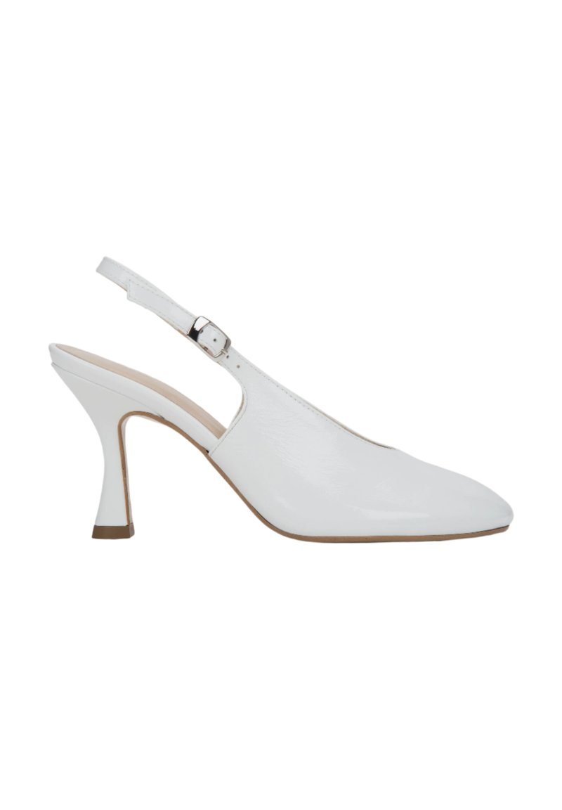 Witte slingback hak met een puntige neus, glanzende lakafwerking, verstelbare enkelriem, gematigde kegelvormige hak en minimalistisch ontwerp.