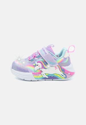 Lila- und pinkfarbene Sneakers mit glitzerndem Finish, die ein weißes Einhorn-Design vor einem Regenbogen-Hintergrund zeigen. Mit Velcroschnalle und -lasche für einfaches Anziehen.