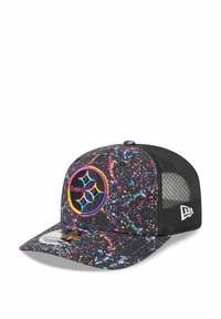 Schwarze Cap mit Netzrücken, ausgestattet mit einem farbenfrohen Spritzmuster, gesticktem "Steelers"-Logo, flacher Krempe und New Era-Logo an der Seite.