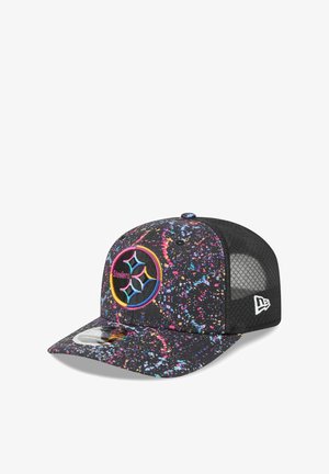Casquette noire à dos en mesh avec un motif éclaboussé coloré, logo "Steelers" brodé, visière plate et logo New Era sur le côté.