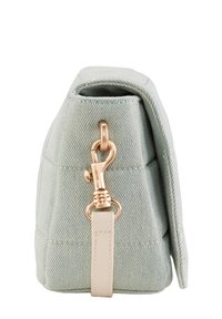 Světle modrá denimová taška obdélníkového tvaru, vybavená klipem ve zlatém tónu a texturovaným povrchem. Design klopy přidává hloubku.