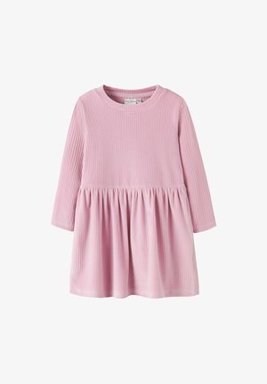 Ružová pruhovaná šaty s dlhými rukávmi, okrúhlym výstrihom a nariasenou sukňou. Mäkka textúra látky s vertikálnymi pruhmi cez celé šaty.