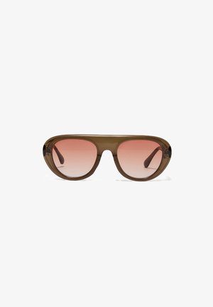 Braune, transluzente Sonnenbrille im Aviator-Stil mit verlaufenden rosa Gläsern, präsentiert vor weißem Hintergrund.