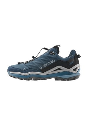 Scarpa da trekking bassa blu e nera con suola robusta, sistema di allacciatura rapida, marchio "LOWA" e etichetta in materiale impermeabile Gore-Tex.