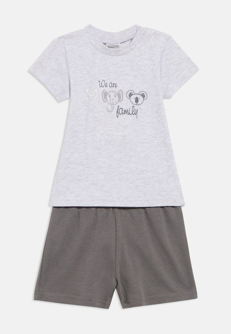 Γκρι κοντομάνικο μπλουζάκι με κείμενο «Είμαστε οικογένεια» και σχέδια ζώων· συνδυασμένο με γκρι σορτς, και τα δύο από μαλακό ύφασμα.