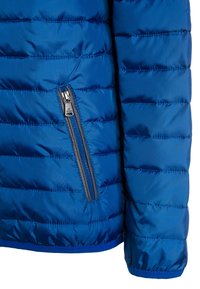 Niebieska kurtka puchowa z pikowanym wzorem, gładką teksturą oraz zamkiem błyskawicznym po lewej stronie z metalowym okuciem.