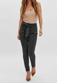 Šedé kalhoty na míru s detailem předního mašle, bočními kapsami a slim fit střihem. Vyrobeny z měkkého, elastického materiálu pro pohodlí.