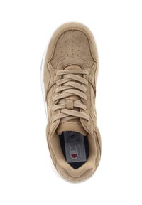 Tan suède sneaker met geperforeerde details, platte veters en een gevoerde kraag. Voorzien van een witte rubberen zool en een merkende binnenzool.
