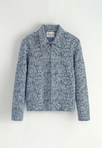 Veste en denim à motif floral dans des tons de bleu. Dotée d'un col montant, d'une fermeture éclair à l'avant et de manches longues. Texture lisse avec des coutures détaillées.