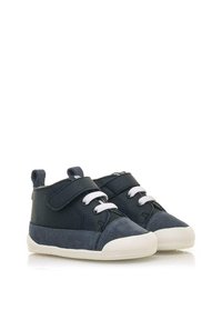 Dunkelblaue Turnschuhe aus einer Kombination von Leder und Wildleder, mit weißen Schnürsenkeln, einem Klettverschluss und einer strukturierten Gummisohle.