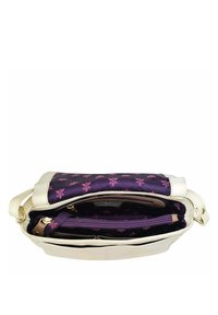 Weißes Handtasche mit einem lila blumenmuster Innenraum, das mehrere Fächer und eine mit Reißverschluss verschlossene Tasche bietet. Glatte Textur, verstellbarer Schultergurt.