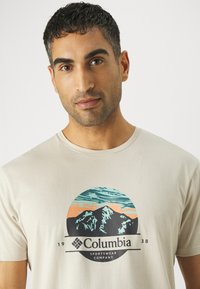 Columbia PATH LAKE™ GRAPHIC TEE  - T-shirts print - dark stone