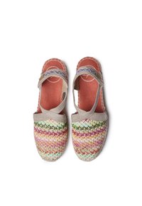 Barevné pletené espadrilky s textilním svrškem v odstínech růžové, zelené a zlaté; šedé popruhy a béžový lem. Plochý design podrážky.