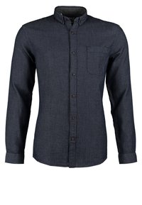 Camicia button-up blu scuro con maniche lunghe, tessuto testurizzato, una singola tasca sul petto e bottoni marroni scuri lungo il davanti.