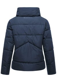 Marinblå pufferjacka med hög krage, diagonala sömmar och figursydd midja. Har en logotyp på baksidan och en slät textur.