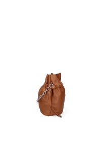 Bruine leren tas met een cinched bovenkant, voorzien van een zilveren kettinghengsel en een gladde textuur. De vorm is rond en licht gathering.