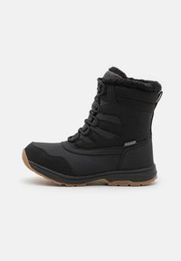 Bota de nieve aislante negra con un exterior de ante y tela, cuello de piel sintética y suela de goma con tracción. Sistema de cordones para un ajuste seguro.