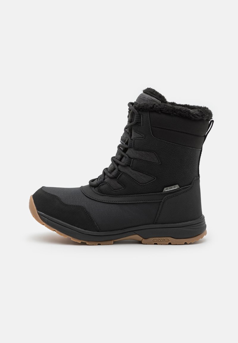 Bota de nieve aislante negra con un exterior de ante y tela, cuello de piel sintética y suela de goma con tracción. Sistema de cordones para un ajuste seguro.