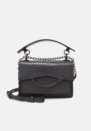 Sac à main en cuir noir texturé avec poignée supérieure, détail en chaîne sur le rabat, bandoulière ajustable et accents de ferrures métalliques.