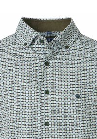 Koszula z wielokolorowym wzorem, z siatką zielonych, niebieskich i czarnych kwadratów. Z kołnierzykiem i zielonymi guzikami.