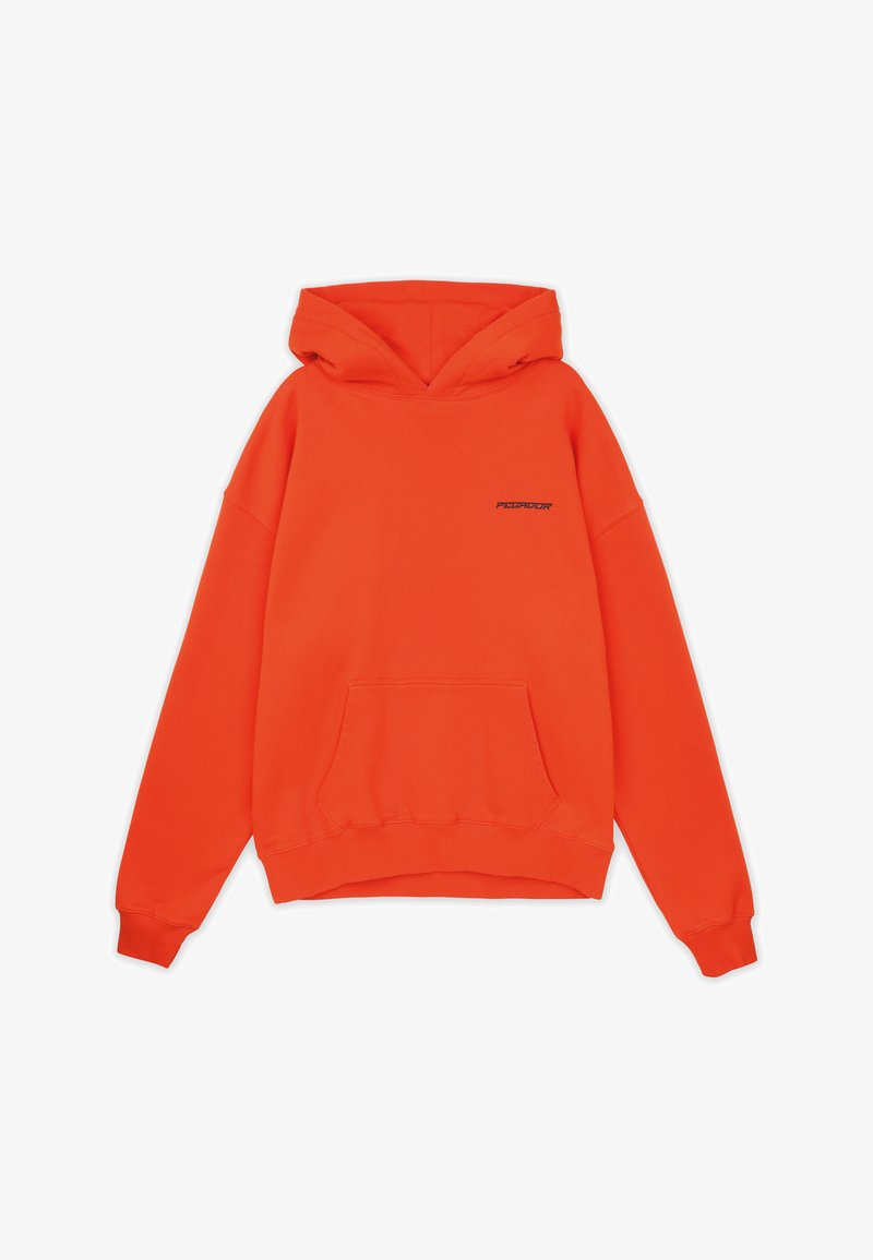 Oranje hoodie met een kangoeroezak, ribgebreide manchetten en zoom. Voorzien van een klein zwart logo op de borst. Zachte stoftextuur.