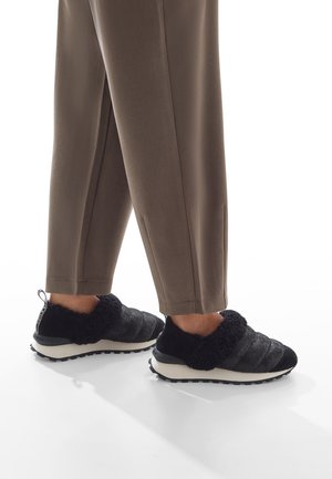 Slip-ons - schwarz-
