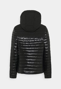 Svart vadderad jacka med horisontell quilting, matt övre rygg och huva, samt glänsande tyg på nedre rygg och ärmar, visad bakifrån.