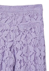 Tissu en dentelle lilas présentant un motif floral et de feuilles, avec une surface texturée et un subtil éclat. Comprend une taille ajustée et une poche arrière.