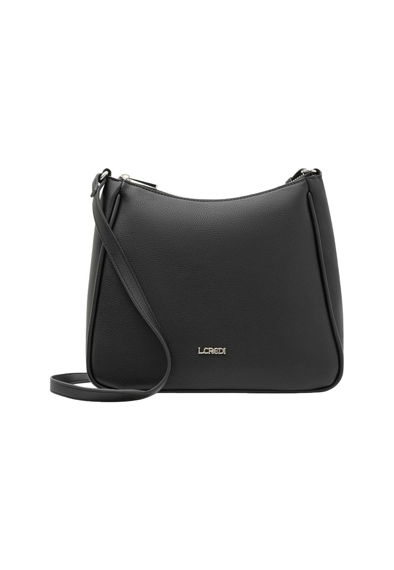 Bolso de hombro de cuero negro con forma curva, correa ajustable y un sutil acento de logo dorado. Textura suave con cierre superior de cremallera.
