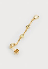 Boucle d'oreille en plaqué or avec une chaîne ornée de trois pierres ovales dans des tons de vert et d'ambre, accentuée par un sommet en forme de goutte.