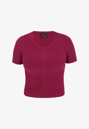 Krátký rukáv, zkrácený svetr s ribbed texturou, v živé fuchsiové barvě, se zaobleným výstřihem a centrálním pleteným vzorem.