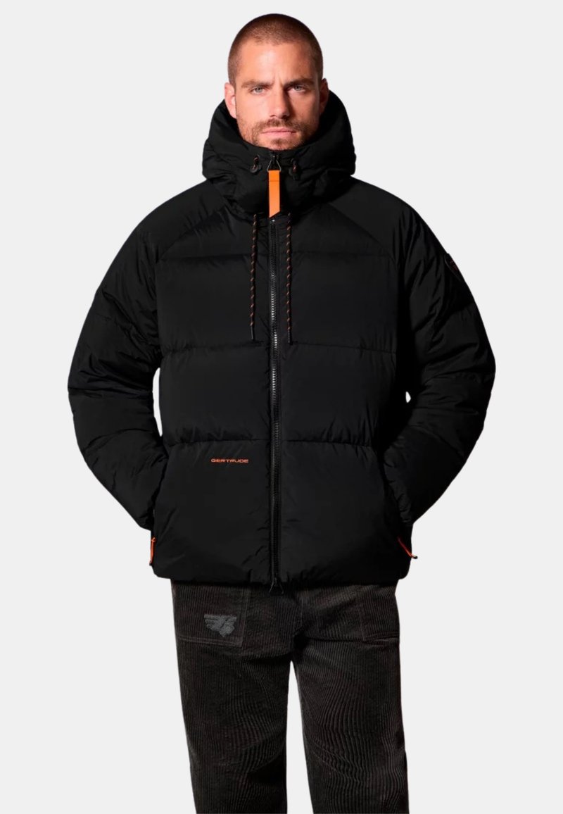 Doudoune noire avec un col montant et une fermeture éclair. Présente des accents orange et des cordons de serrage. Fabriquée en matériau matelassé avec une texture lisse.