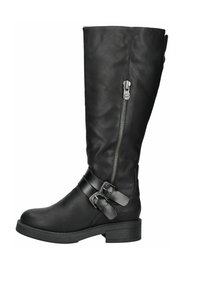 Bota de cuero negra hasta la rodilla con cremallera lateral, acentos texturizados y dos correas con hebilla alrededor del tobillo. Suela plana y diseño simple.