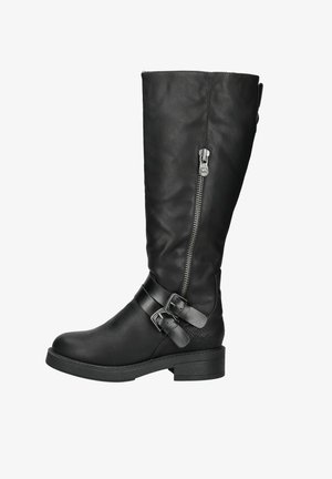 Stivale in pelle nera fino al ginocchio con cerniera laterale, dettagli testurizzati e due cinturini con fibbia attorno alla caviglia. Suola piatta e design semplice.