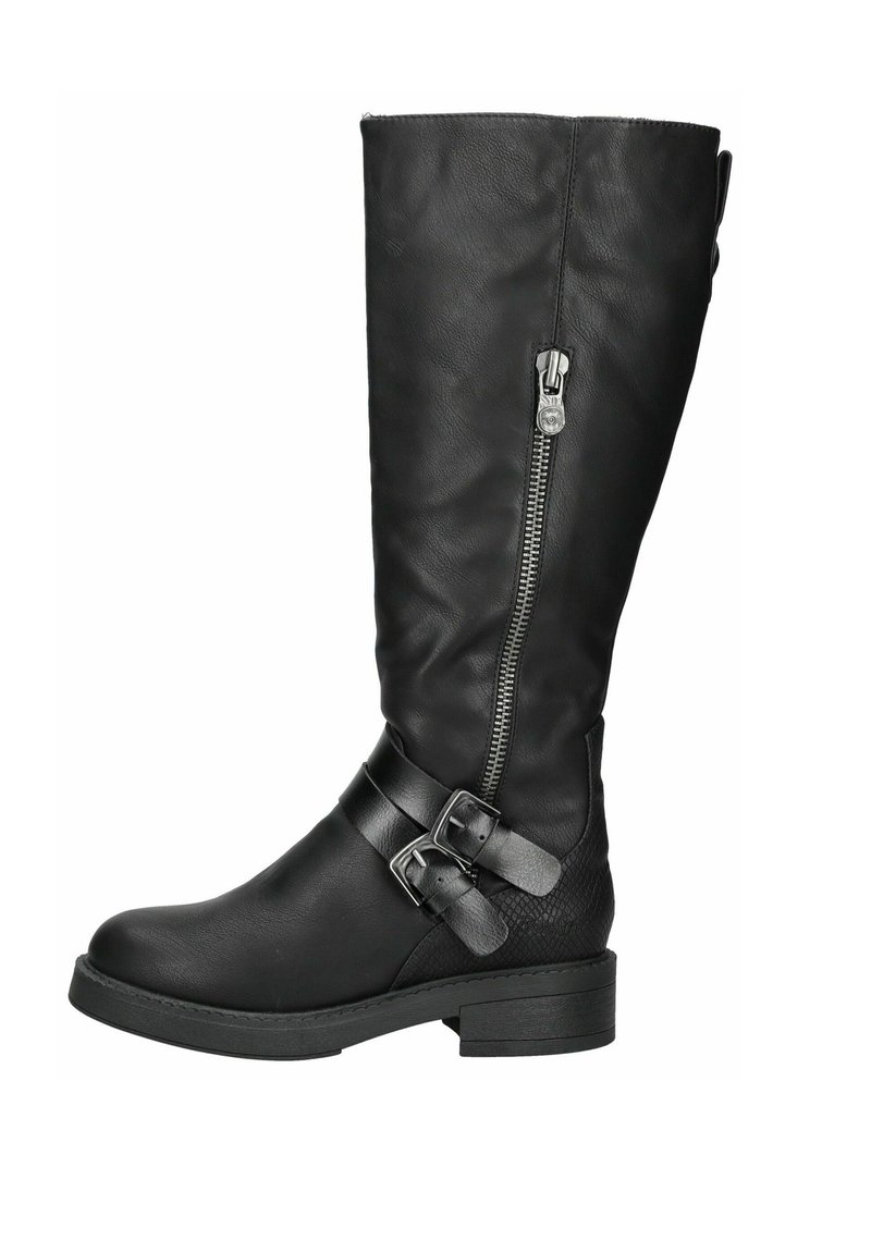 Bota de cuero negra hasta la rodilla con cremallera lateral, acentos texturizados y dos correas con hebilla alrededor del tobillo. Suela plana y diseño simple.