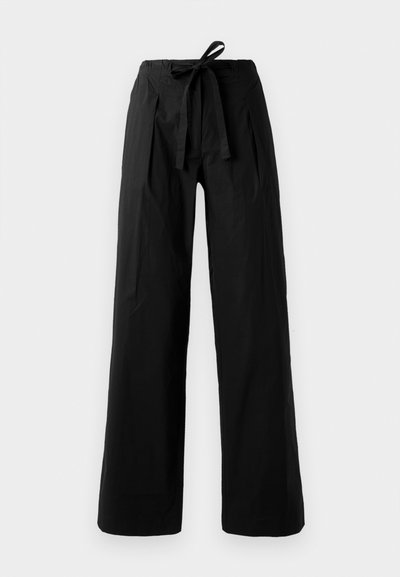Czarne spodnie o szerokich nogawkach z wysokim elastycznym pasem, związywane paskiem i gładką teksturą. Dopasowany krój z wyraźnymi pliskami.