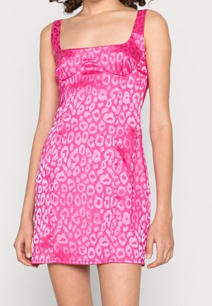 Robe mini fuchsia en tissu satin, avec un décolleté carré, un design sans manches, et un motif léopard. Texture lisse et silhouette ajustée.