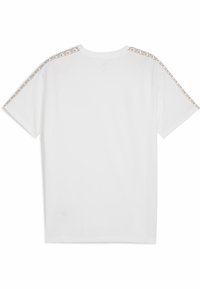 Camiseta blanca con escote redondo y mangas cortas, con un acento de patrón geométrico que recorre la costura del hombro.