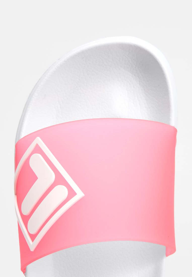 Tong sandale en caoutchouc rose avec un coussin de pied texturé en blanc et un logo blanc sur la sangle. Surface lisse et design ouvert.