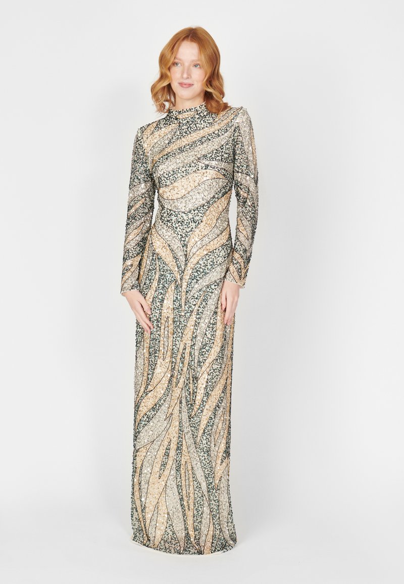 Robe longue en sequins avec un col haut, présentant un motif ondulé dans des tons de vert, or et argent, silhouette ajustée, manches longues.