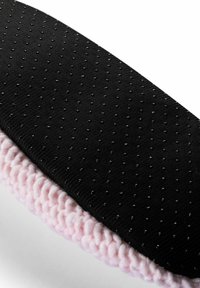 Tessuto nero con una superficie texturizzata e piccoli puntini, bordato con un morbido materiale all'uncinetto rosa, creando un contrasto di colore distintivo.