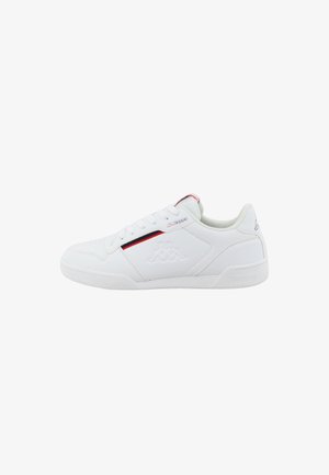 Witte sportieve schoenen met vetersluiting, textuur synthetisch bovenwerk, rode en blauwe streepdetail, en gegoten logo aan de zijkant.