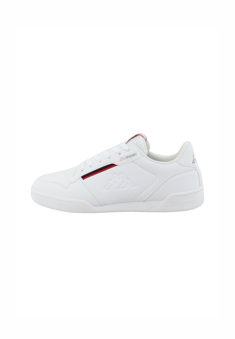 Baskets blanches avec laçage, tige en synthétique texturé, détail de rayures rouges et bleues, et logo embossé sur le côté.