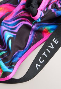 Šareni kupaći bikini s vrtložnim uzorkom u roza, plavoj i crnoj boji; ima crnu naramenicu s bijelim natpisom „ACTIVE”.