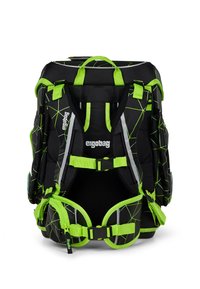 Mochila Ergobag en negro con patrones geométricos verdes. Cuenta con correas ajustables, acentos reflectantes y múltiples bolsillos para almacenamiento.