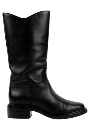 Botte de cowboy en cuir noir mi-mollet avec un petit talon bloc et un bout pointu, vue de profil extérieur sur fond blanc.