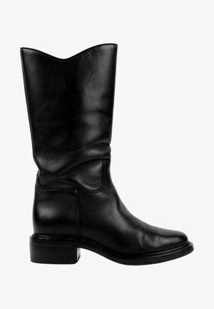 Botte de cowboy en cuir noir mi-mollet avec un petit talon bloc et un bout pointu, vue de profil extérieur sur fond blanc.