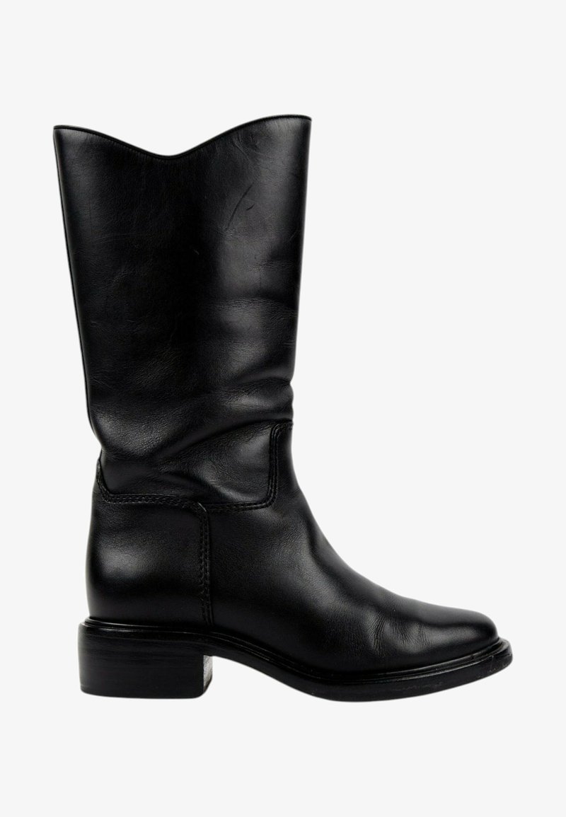 Botte de cowboy en cuir noir mi-mollet avec un petit talon bloc et un bout pointu, vue de profil extérieur sur fond blanc.
