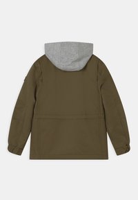 Olivově zelená bunda s šedou podšívkou kapuce, volného střihu, s elastickými manžetami a viditelným šitím na zadní straně.