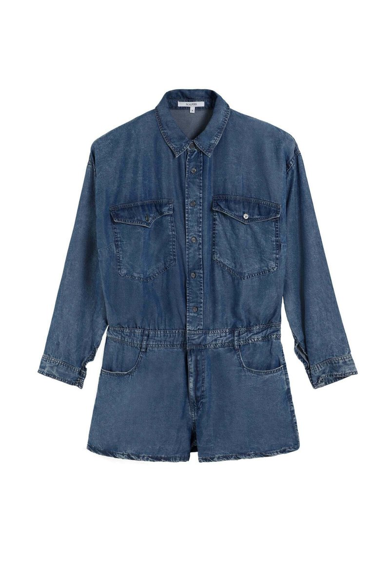 Robe chemise en denim bleu foncé avec des manches longues, un devant à boutons, deux poches poitrine et une taille élastique. Texture usée sur l'ensemble.